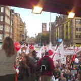 2004. Uitzicht vanaf het Podium van de 50.000 demonstranten tegen Balkenende-2 op Dam en Damrak op 2 oktober 2004 